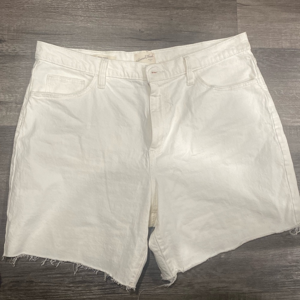 Light cream universal thread cut off shorts